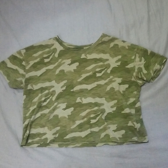 Old Navy green camo crop tshirt small - Picture 1 of 1